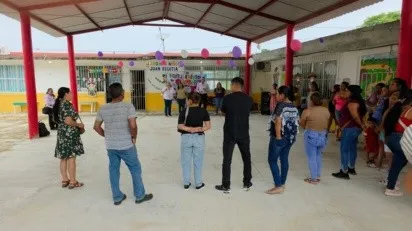 Padres de familia de jardín de niños en Villa Cuichapa se oponen a reinstalación de profesora